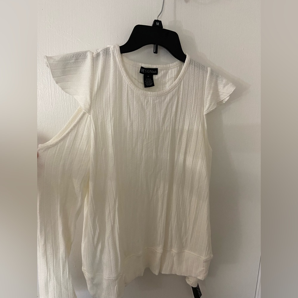 DESIGN 365 Sweater In White Color Size M .. NWT